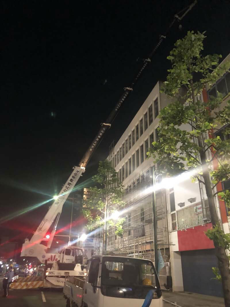 夜間のクレーン作業