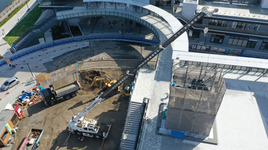 ペデストリアンデッキで揚重